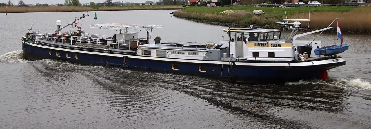 De Libertas varend op het water